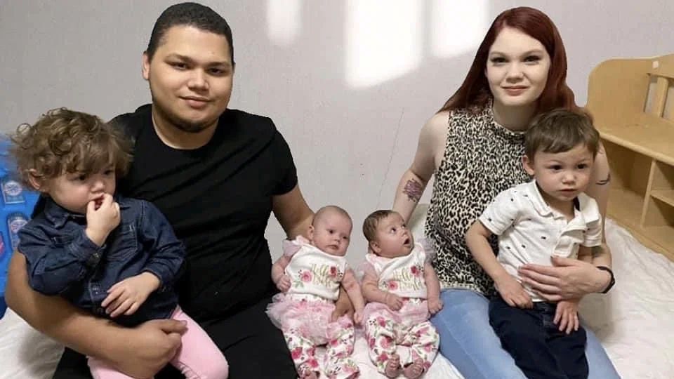 Ma 19 lat i dwie pary bliźniąt