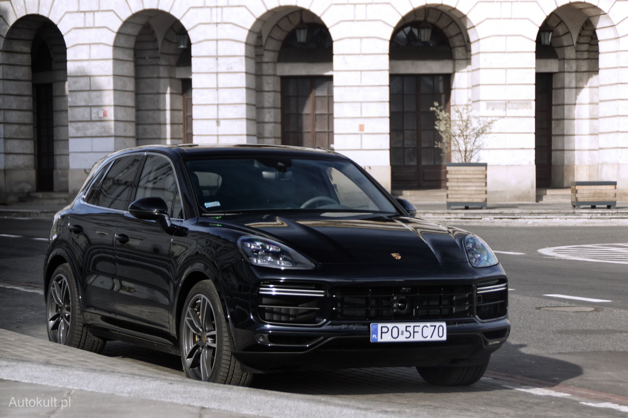 Pierwsze Porsche Cayenne miało kontrowersyjną urodę. Obecna generacja zdecydowanie wyładniała.