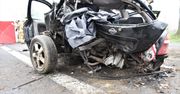 Samochód uderzył w drzewo. Dwie osoby nie żyją