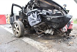 Samochód uderzył w drzewo. Dwie osoby nie żyją