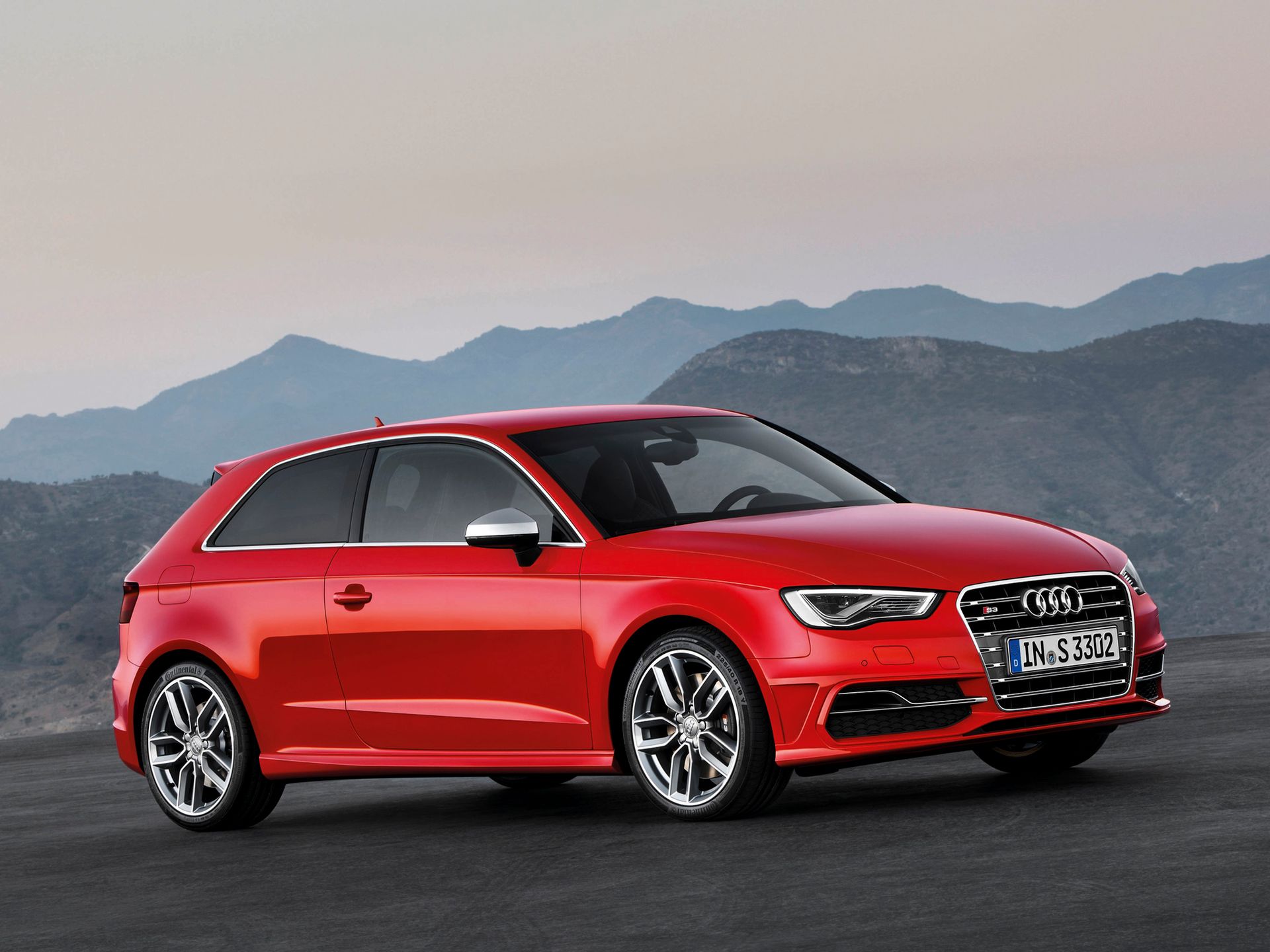 Do stawki nie dostało się Audi RS3, ale w cenniku producenta z czterema pierścieniami znalazł się samochód, który załapał się na granicy mocy. 300-konne Audi S3 rozpędza się do 100 km/h w 5,3 s w wersji ze skrzynią ręczną i w 4,9 s z przekładnią S-Tronic. W obydwu przypadkach prędkość maksymalna wynosi 250 km/h. Ceny tych wersji wynoszą odpowiednio 163 100 i 172 000 zł.