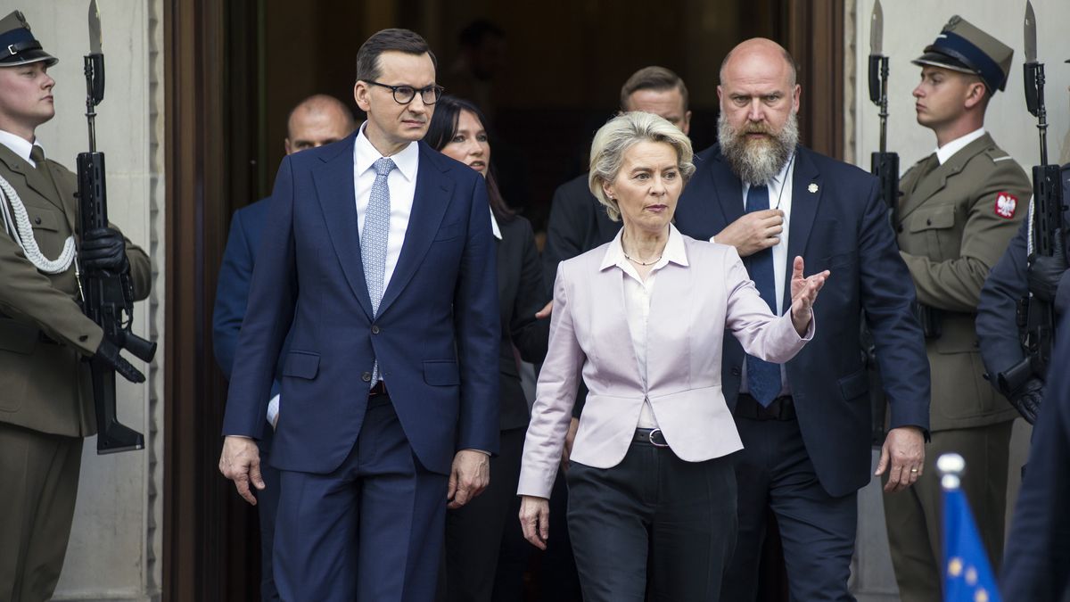 WARSAW, MAZOWIECKIE, POLAND - 2022/06/02: Ursula von der Leyen and Prime Minister Mateusz Morawiecki are seen leaving the Prime Minister's office after the meeting. European Commission President Ursula von der Leyen visits Warsaw as Polish recovery plan is approved. EU has approved Polands post-pandemic recovery plan, a necessary step for the country to access over 35 billion euro in EU funds. (Photo by Attila Husejnow/SOPA Images/LightRocket via Getty Images)