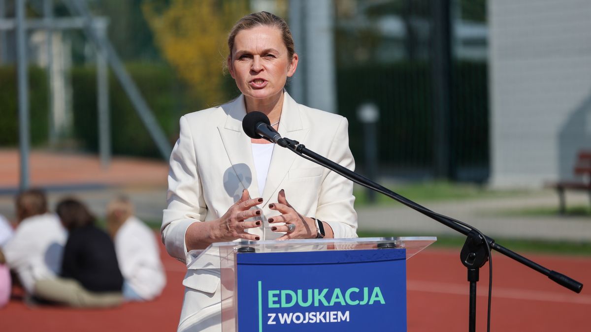 Marki, 14.04.2025. Minister edukacji Barbara Nowacka podczas konferencji prasowej nt. podpisania listu intencyjnego dotyczącego kontynuacji projektu "Edukacja z wojskiem", 14 bm. w Szkole Podstawowej Nr 2 w Markach. (aldg) PAP/Rafał Guz