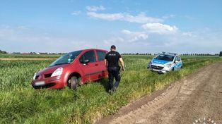 Opatów: Szalał autem dziadka po polnych drogach. Ugrzązł w rowie