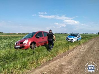 Opatów: Szalał autem dziadka po polnych drogach. Ugrzązł w rowie