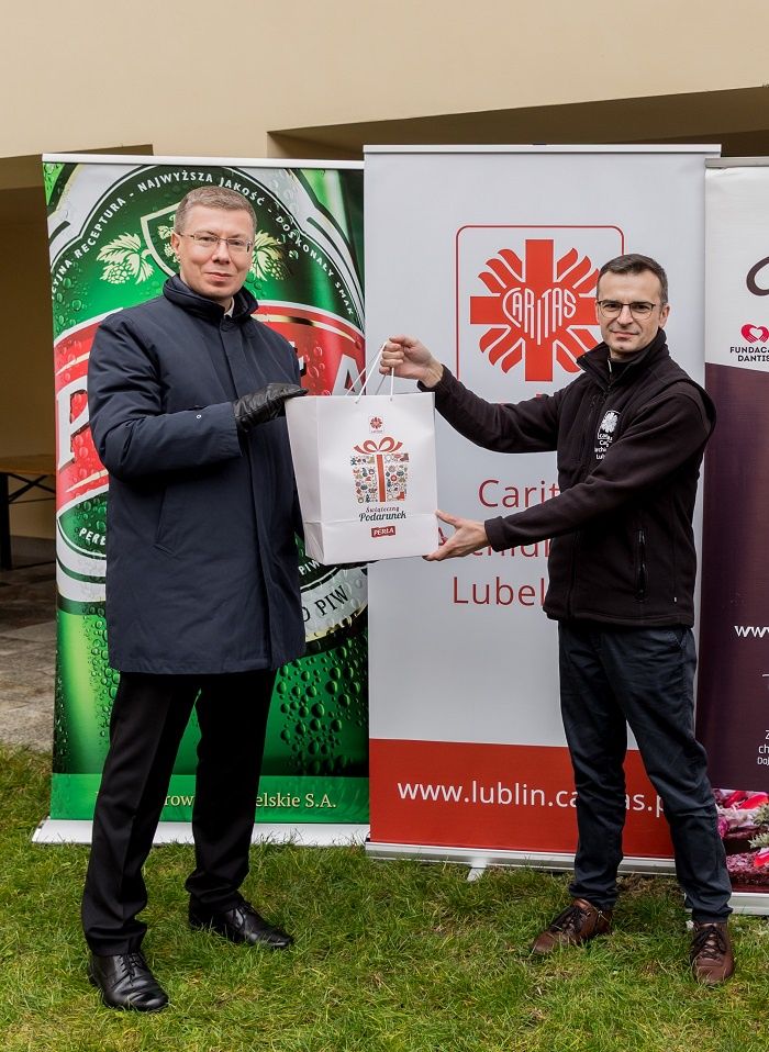 Dyrektor ds. Marketingu Perła – Browary Lubelskie S.A. Maciej Ładwiński i Dyrektor Caritas Archidiecezji Lubelskiej ks. Paweł Tomaszewski