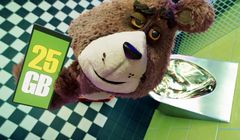 Plushak hojnie obdarzony nad pisuarem promuje Sony Xperia 10 w Plush Abo (wideo)