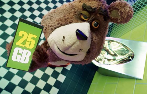 Plushak hojnie obdarzony nad pisuarem promuje Sony Xperia 10 w Plush Abo (wideo)