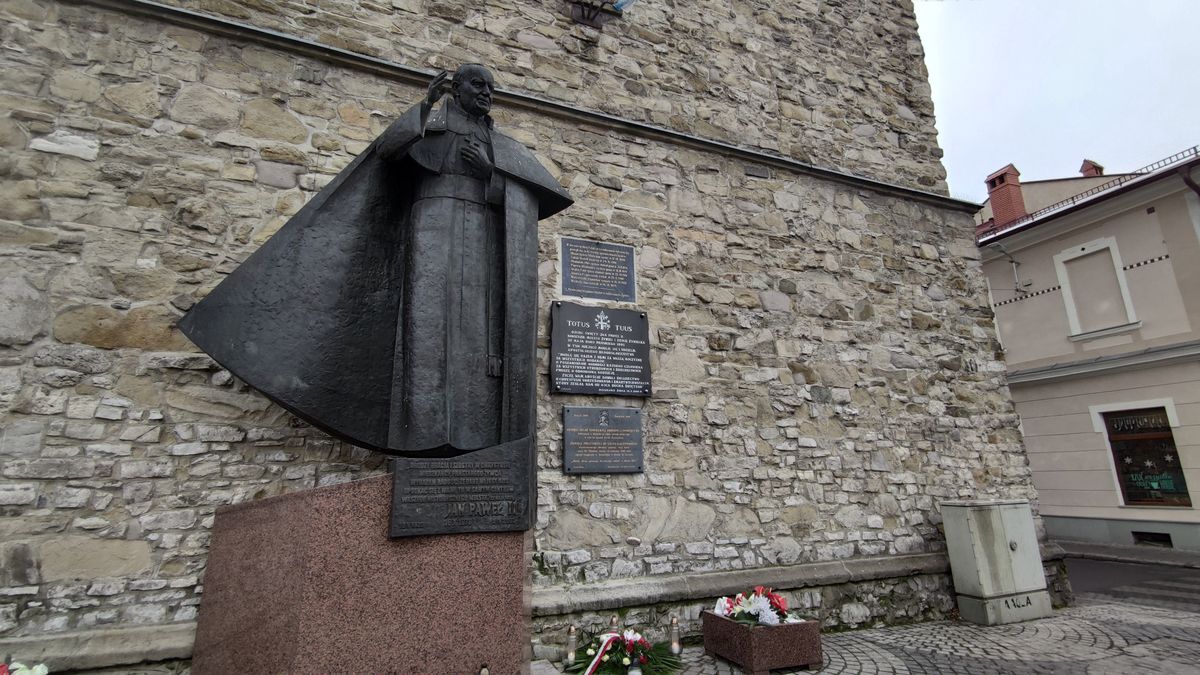 Żywiec. Na zabytkowej żywieckiej dzwonnicy umieszczono tablicę poświęconą ofiarom Katastrofy Smoleńskiej i mordu katyńskiego