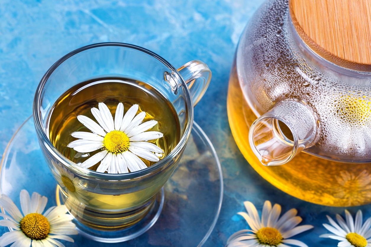 Rumianek może być wieczorną alternatywą dla kawy (iStock)