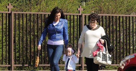 Iwonka Węgrowska z matką, córką i zmniejszonym biustem idzie do kościoła. Wiedzieliście, że jest religijna? (ZDJĘCIA)