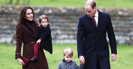 Książę George i księżniczka Charlotte z rodzicami na świątecznej mszy (ZDJĘCIA)