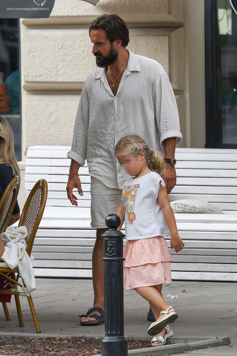 Piotr Stramowski z partnerką i córką w restauracji