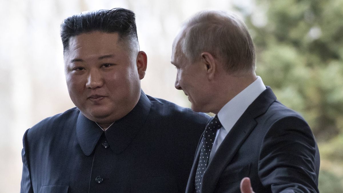 Russian President Vladimir Putin meets North Korean leader Kim Jong Un
epa07526662 Russian President Vladimir Putin (R) welcomes North Korea's leader Kim Jong Un for the talks in Vladivostok, Russia, 25 April 2019. Putin and Kim are set to have one-on-one meeting at the Far Eastern State University on the Russky Island across a bridge from Vladivostok. The meeting will be followed by broader talks involving officials from both sides.  EPA/ALEXANDER ZEMLIANICHENKO / POOL 
Dostawca: PAP/EPA.
ALEXANDER ZEMLIANICHENKO / POOL