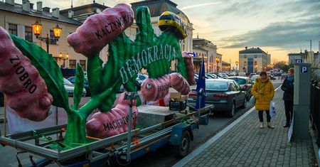 „Nie damy pożreć demokracji” – tak zapowiadają organizatorzy akcji „Gąsienice Tour 2017 PL”, która już niebawem odbędzie się także w Ostrowcu Świętokrzyskim