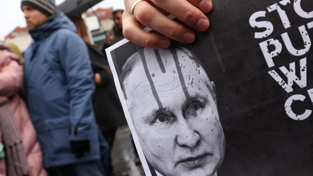 Na zdjęciu plakat przedstawiający Putina jako zbrodniarza wojennego