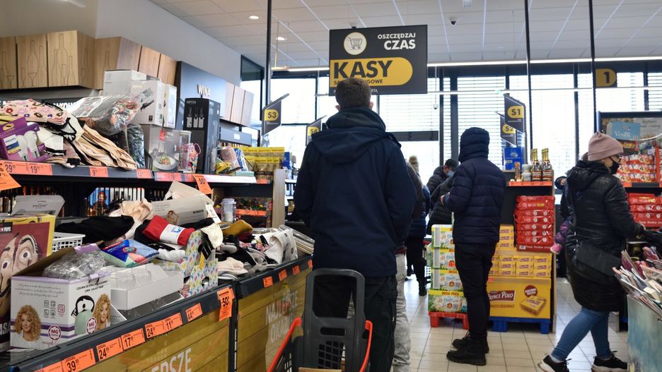 Stock Bart?omiej Magierowski
Fot. Bartlomiej Magierowski/East News, Wroclaw, 16.01.2022. Niedziela (nie) handlowa, wiele marketow obchodzi przepisy o zakazie handlu. N/z: niedzielne zakupy w Biedronce, kolejka do kasy samoobslugowej.
Bartlomiej Magierowski