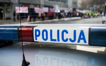 Ktoś uszkodził drzwi budynku byłej szkoły. Straty oszacowano na 4500 złotych