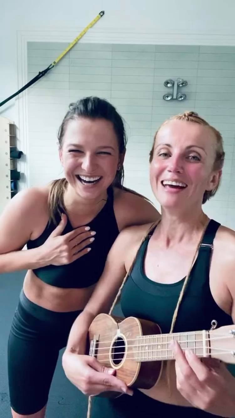 Katarzyna Zielińska i Anna Lewandowska świętują zakończenie treningu piosenką