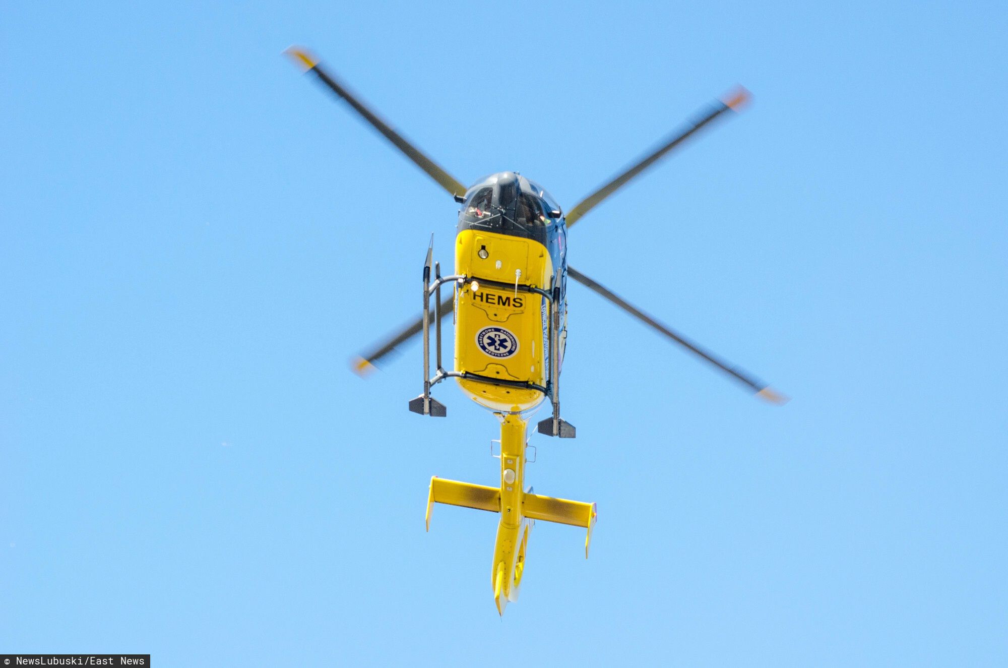 ?widnica: Interwencja ?mig?owca LPRFot. NewsLubuski/East News, Swidnica, 14.03.2022. Interwencja smiglowca Lotniczego Pogotowia Ratunkowego w Swidnicy kolo Zielonej Gory. Helikopter przylecial do pacjenta z zawalem serca z powodu braku wolnej naziemnej karetki. Na miejsce wezwano straz pozarna ktora zabezpieczala terenNewsLubuski