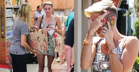 Miley w spódniczce w DOLARY pokazuje FAKI! (ZDJĘCIA)