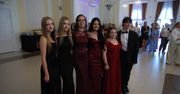 Polonez, elegancja i wyjątkowy wieczór. Ósmoklasiści ze Szkoły Podstawowej nr 2 bawili się na balu [FOTORELACJA]