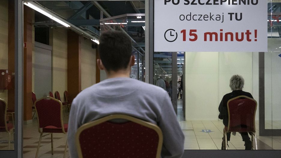 Szczepienia na COVID-19. Ekspert tłumaczy z czego bierze się spadek zainteresowania szczepieniami