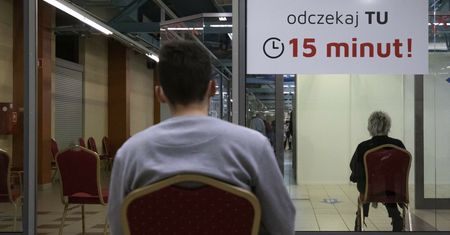 "Pasażerowie na gapę". Ta grupa Polaków omija akcję szczepień na COVID-19