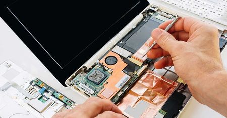 Kiedy naprawić, a kiedy wymienić uszkodzoną płytę główną w laptopie?