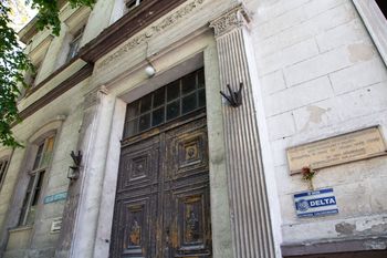 Wrocław: Miała być licytacja, zostaje po staremu. Najstarszy dworzec kolejowy w Polsce od lat popada w ruinę. Straszy we Wrocławiu