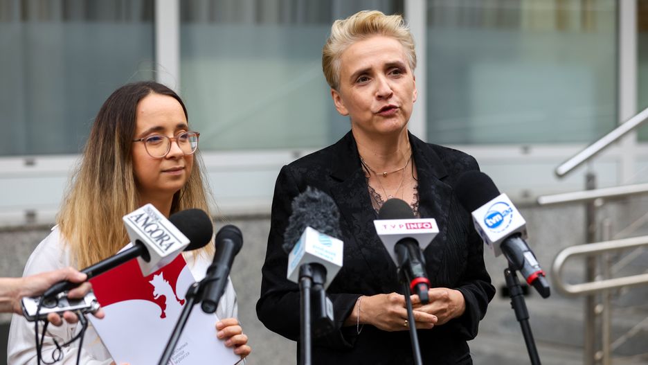 Warszawa, 09.08.2023. Posłanki Lewicy Joanna Scheuring-Wielgus (P) i Marcelina Zawisza (L) na konferencji prasowej przed siedzibą Państwowej Komisji Wyborczej w Warszawie, 9 bm. Temat: Rejestracja Komitetu Wyborczego Lewicy. (aldg) PAP/Rafał Guz
