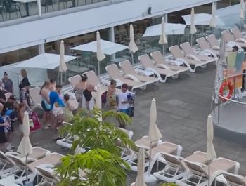 Codzienna bitwa o leżaki w hotelu. "Tłum nadciągał z obu kierunków"