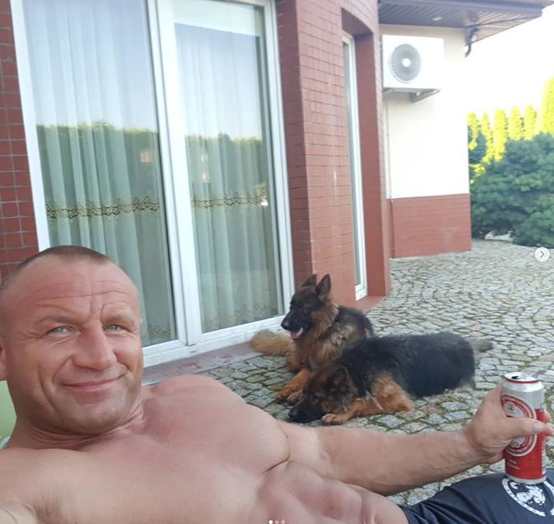 Chwila relaksu Mariusza Pudzianowskiego przed domem 