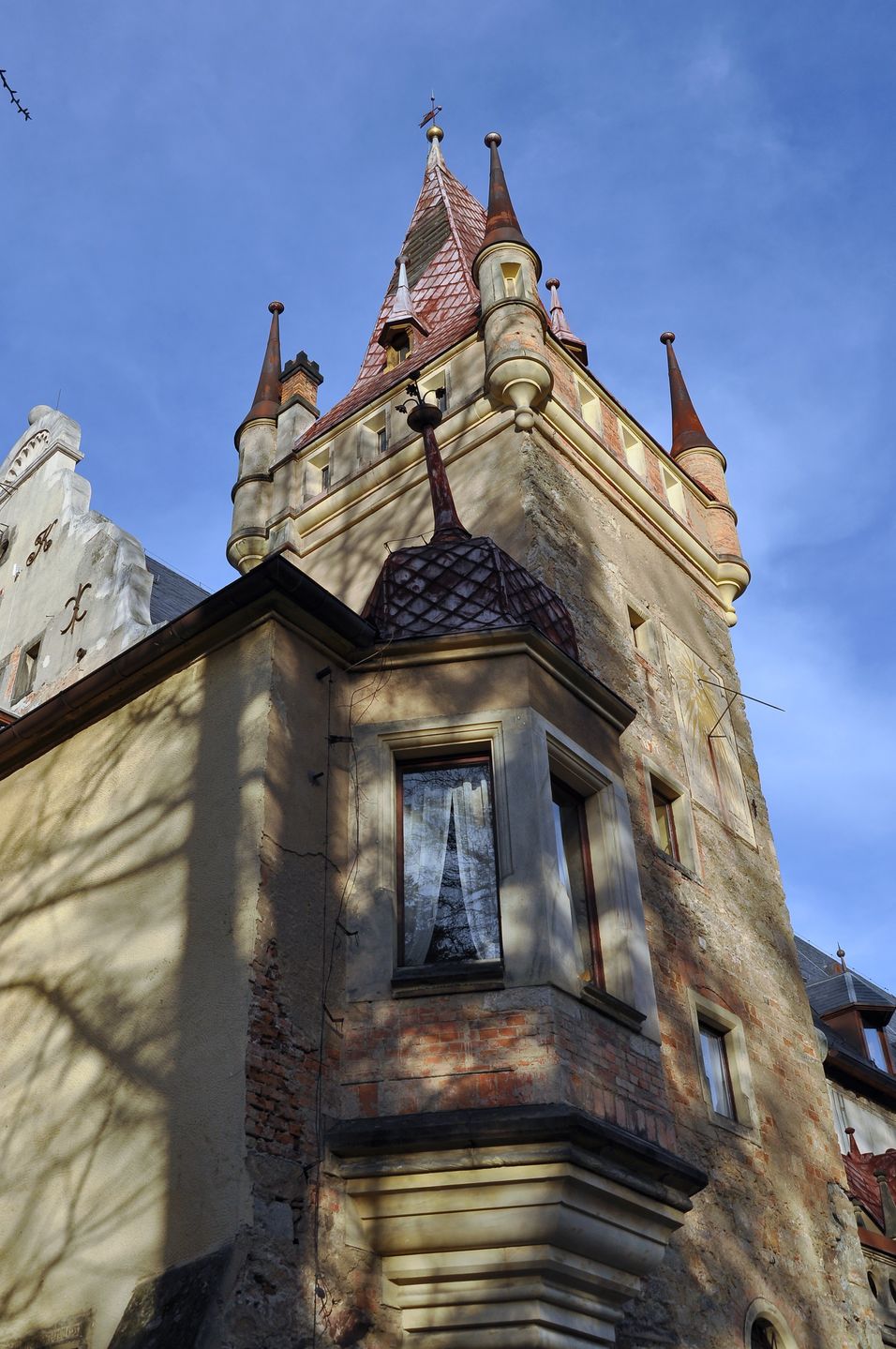 Wieże zamku pełne są ciekawych detali architektonicznych