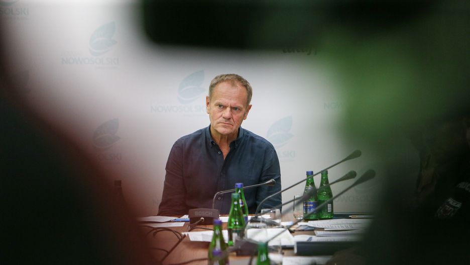 Nowa Sól, 20.09.2024. Premier Donald Tusk na naradzie powodziowego sztabu kryzysowego w Nowej Soli, 20 bm. Południowa i zachodnia Polska zmaga się z powodziami, wezbranymi rzekami i ich skutkami. Działania służb, m.in. straży pożarnej i wojsk obrony terytorialnej, skupiają się na zabezpieczaniu wałów przeciwpowodziowych. (aldg) PAP/Lech Muszyński