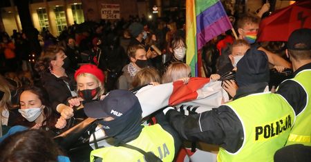 Dantejskie sceny pod domem Kaczyńskiego. Policja pokazała nagranie