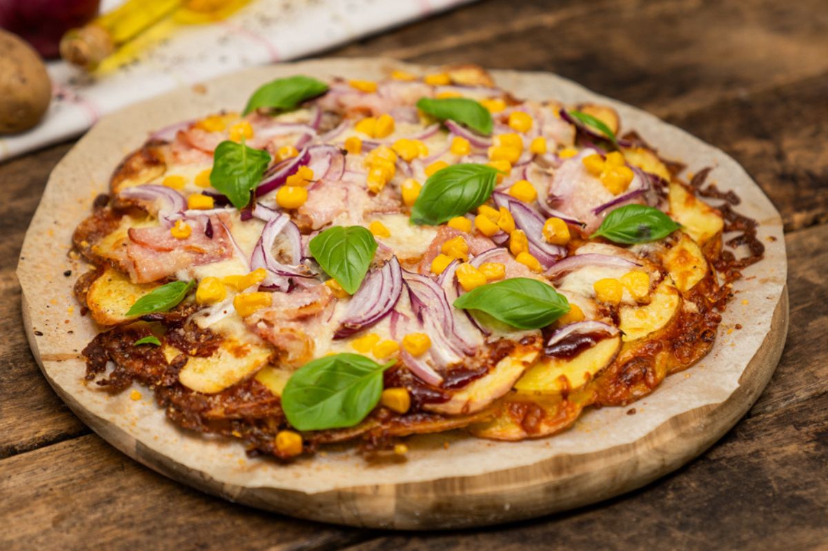 Pizza na ziemniaczanym spodzie pozwoli ci odkryć kultową przekąskę na nowo