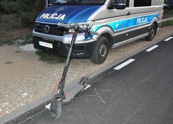 Deskurów: Nietrzeźwi nastolatkowie wywrócili się na elektrycznej hulajnodze. Nie mieli kasków