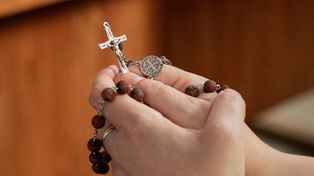 Rycerze Zakonu św. Jana Pawła II na procesji Bożego Ciała w parafii św. Maksymiliana w Zduńskiej Woli