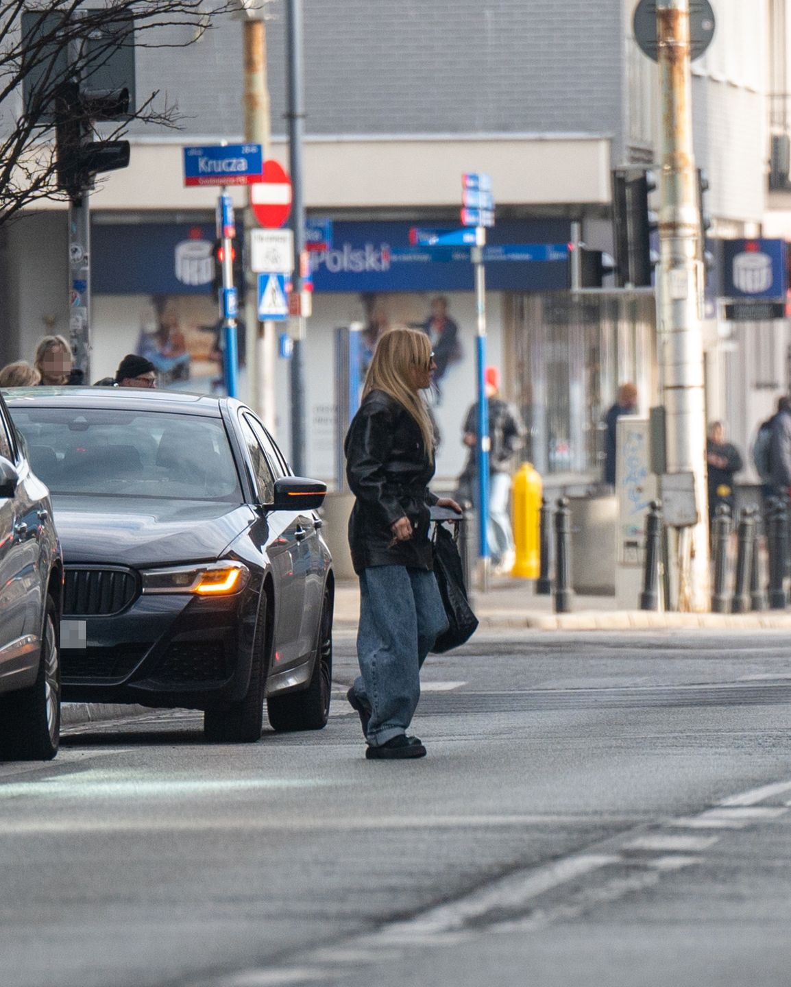 Monika Olejnik parkuje na kopercie w centrum Warszawy