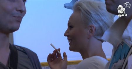 Jarosińska pali na imprezie