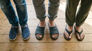 Polacy uwielbiają te buty. Lekarze radzą je szybko wyrzucić