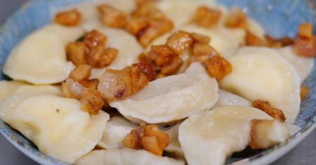 Rozmrażam pierogi tylko w taki sposób. Nie tracą formy i smakują jak świeże