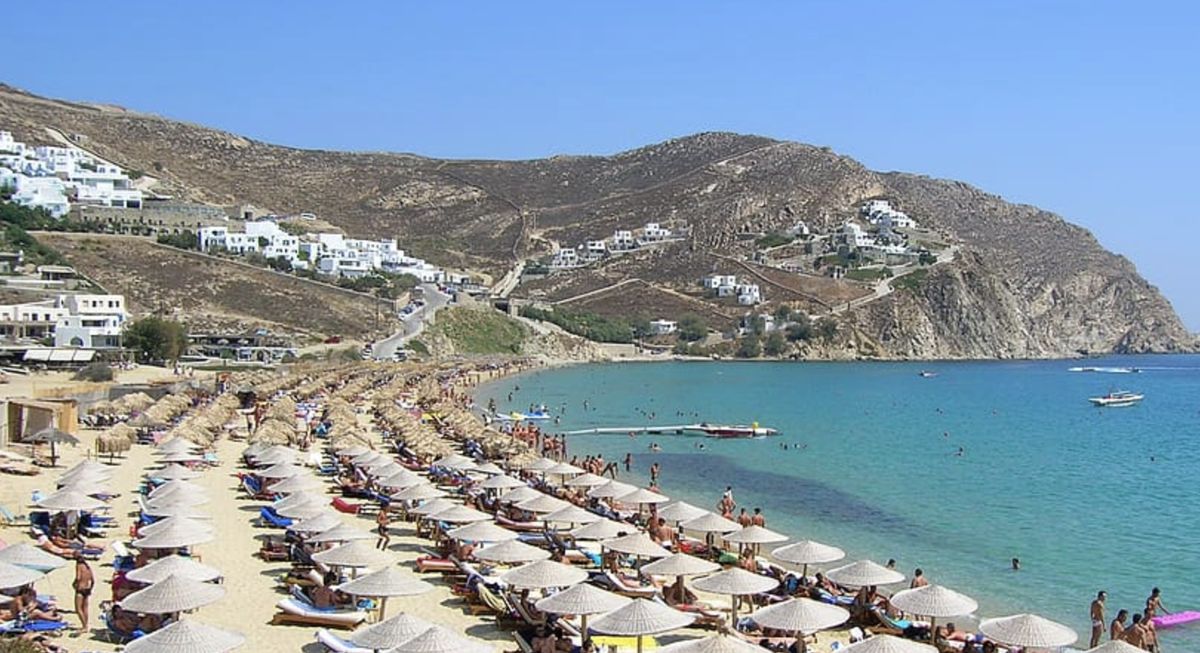 Greckie plaże zajmują ustawione w równych rządkach "resortowe" leżaki i parasole. Mieszkańcy zaczynają się buntować