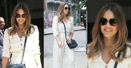 Elegancka Jessica Alba podbija Nowy Jork w kraciastym kombinezonie