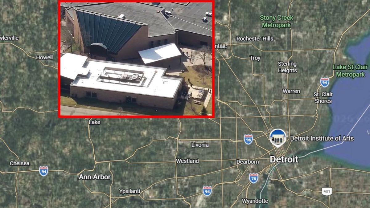 Atak na synagogę w USA. Uzbrojony napastnik wjechał w nią autem