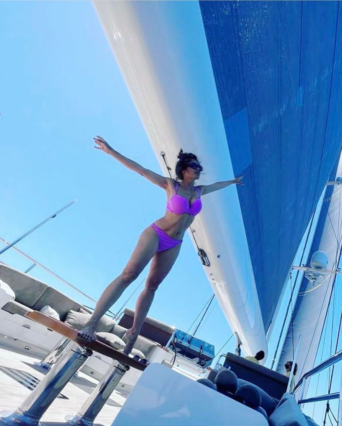 Salma Hayek tańczy na stole i pręży wysportowane ciało w skąpym bikini