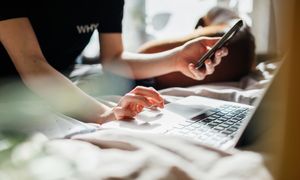 Wysyłają na potęgę wiadomości. Oto jak nie dać się oszustom