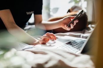 Wysyłają na potęgę wiadomości. Oto jak nie dać się oszustom