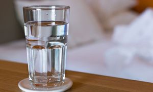 Nie zostawiaj obok łóżka na noc. Bardzo szkodliwy nawyk